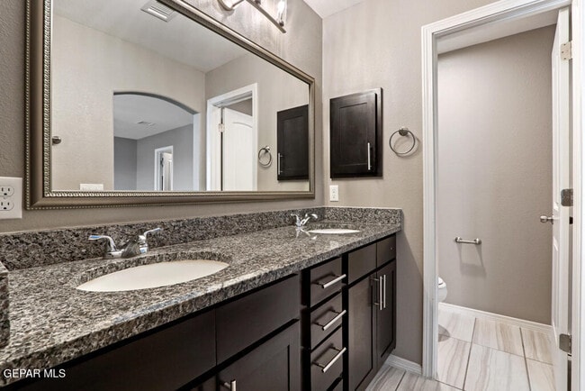 Building Photo - 497 Denim St