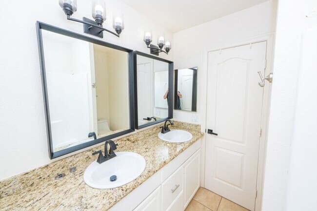 Building Photo - 2 Bedroom 1.5 Bath Available Now in El Cajon! AC/OFF STREET PARKING/IN UNIT LAUNDRY