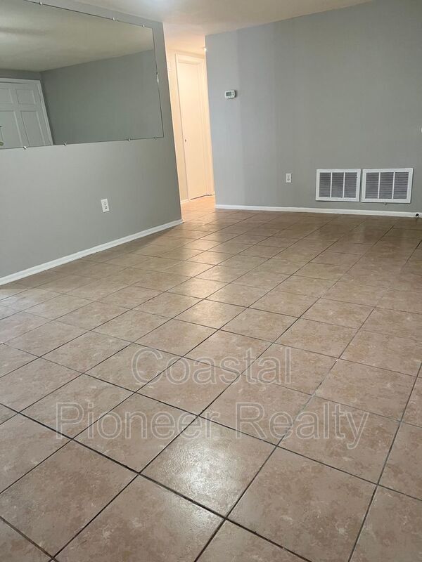 Building Photo - 5825 Elm St