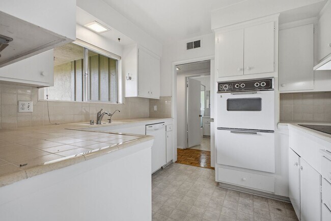 Building Photo - Bright & Spacious 2 Bed / 2 Bath Across from Caltech
