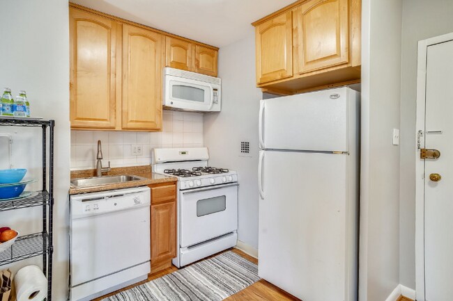 Building Photo - 922 24th St NW