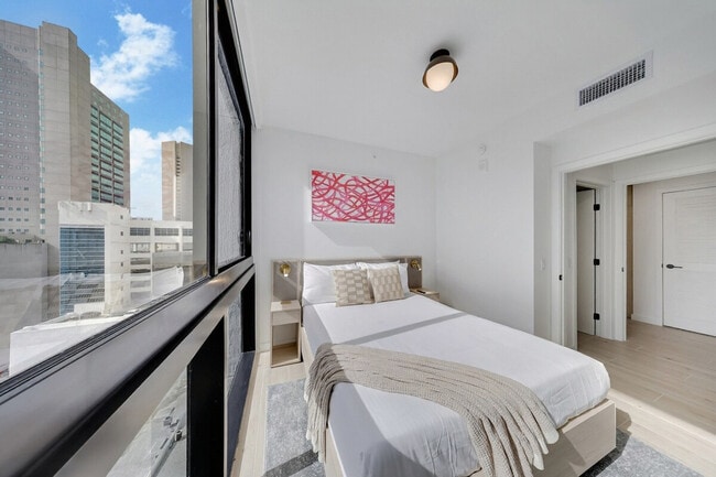 Building Photo - 225 N Miami Ave