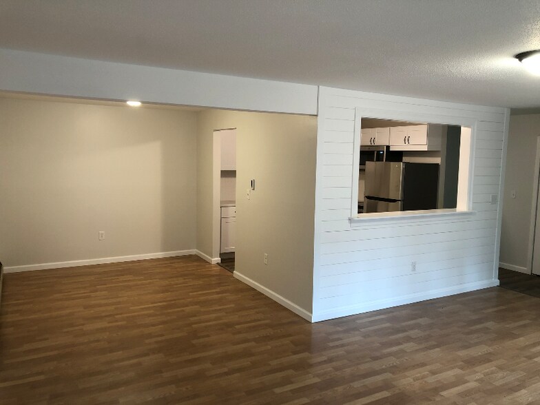 Building Photo - 85 Old Town Rd