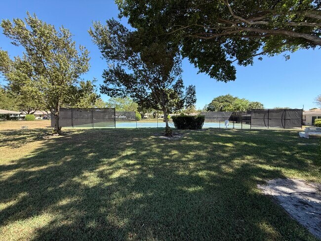 Building Photo - 8540 Chevy Chase Dr