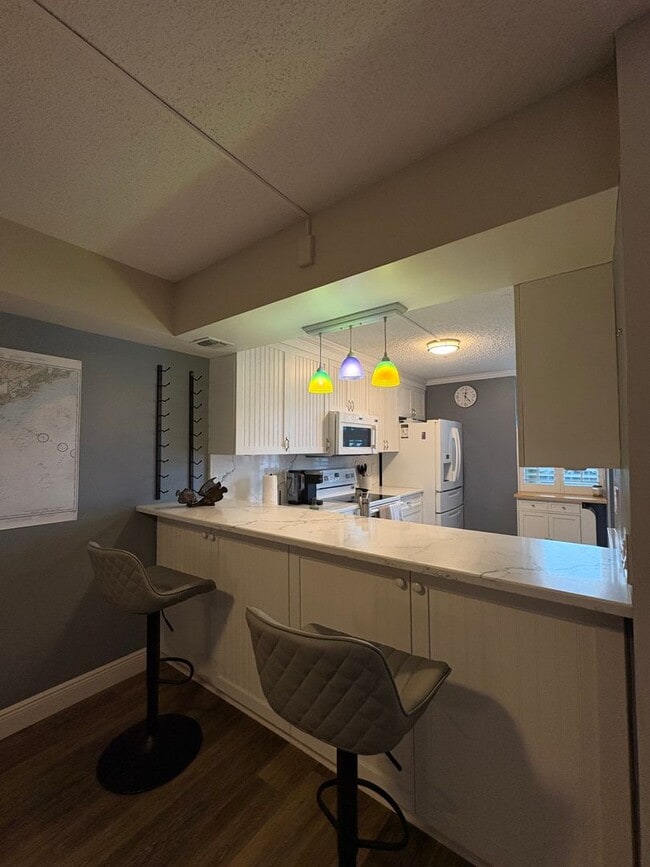 Building Photo - (55+) 1/1.5 WATERFRONT in Circle Bay Yacht Club