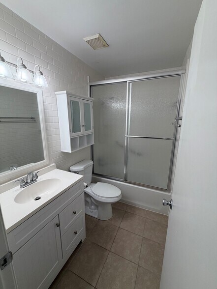 Guest Bathroom - 2025 Lakewood Club Dr S