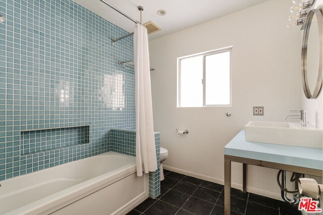 Building Photo - 2042 Sanborn Ave