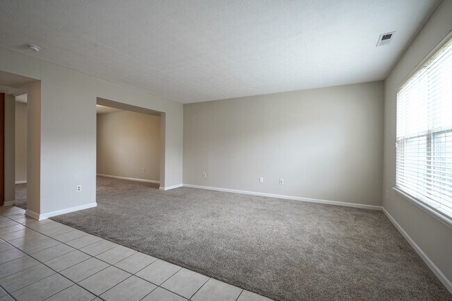 Building Photo - 14931 Silver Thorne Way
