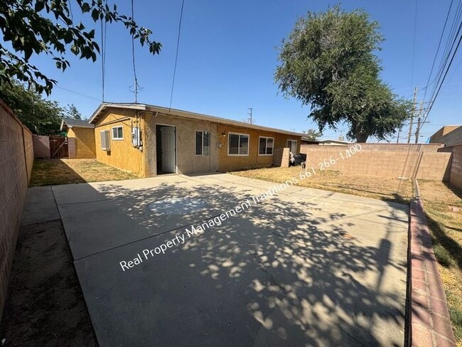 Building Photo - 2 plus 1 duplex -
