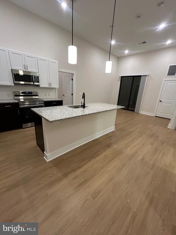 Building Photo - 624 Main St