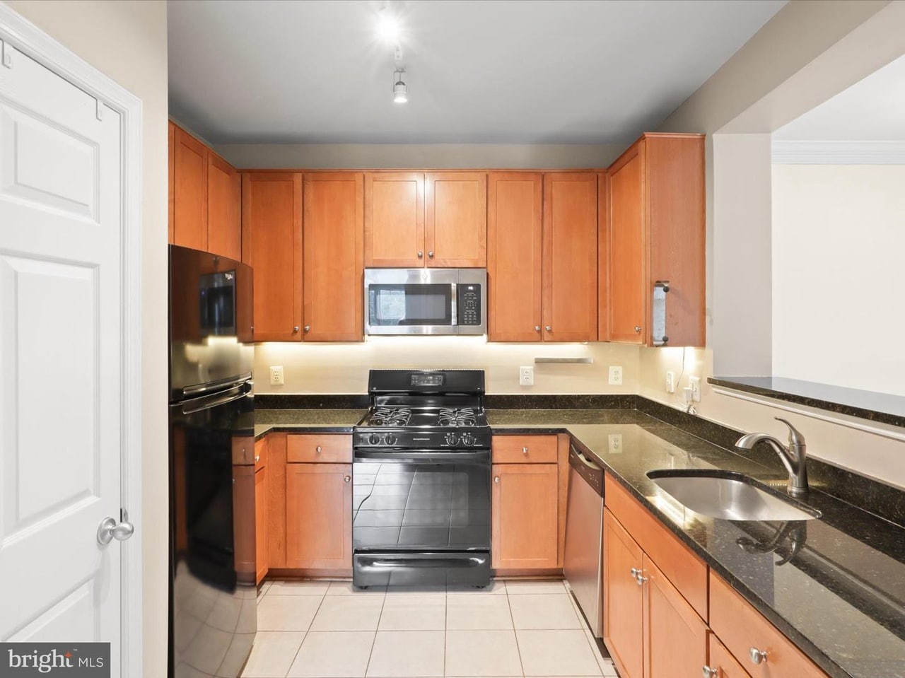 Kitchen - 4860 Eisenhower Ave