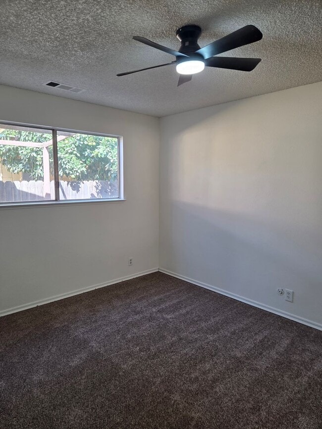 Building Photo - 606 Tamarack Ln