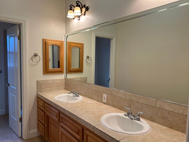 Building Photo - Gated Grand Island Home!