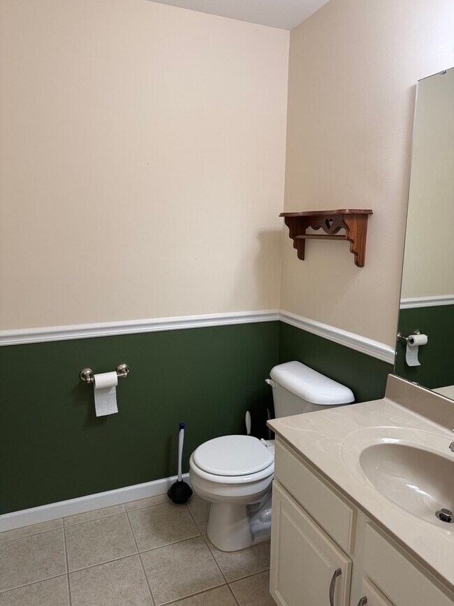 Building Photo - Rockwood Schools 3 Bedroom 2 full baths and 2 half Baths