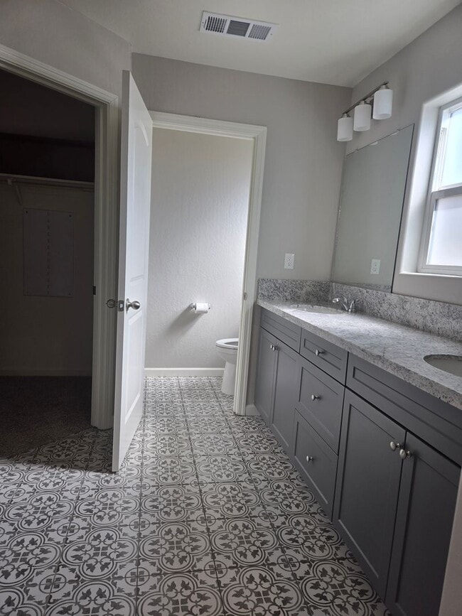 Building Photo - 3 BR 2 BA Available Now