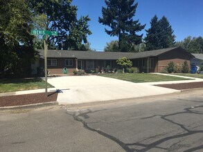 Building Photo - Two Bedroom Flat in North Salem