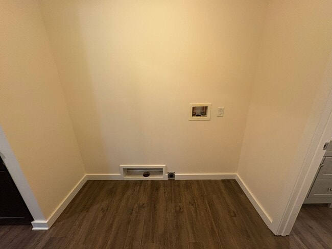 Building Photo - Affordable and Adorable Duplex in Enderly ...