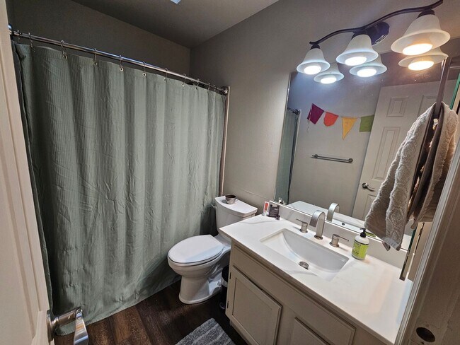 Building Photo - 3 Bed 2 Bath In Fountain Valley Ranch!!
