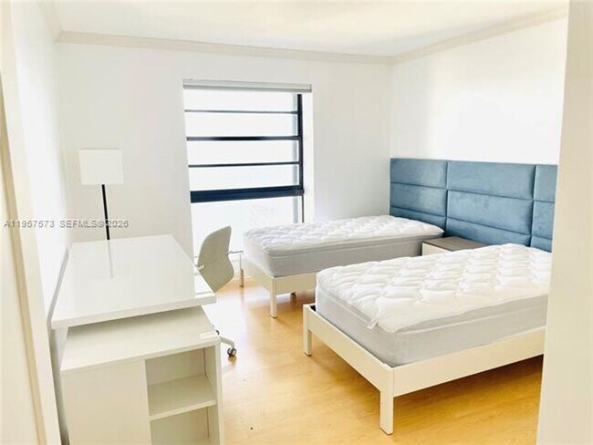 Building Photo - 151 SE 15th Rd