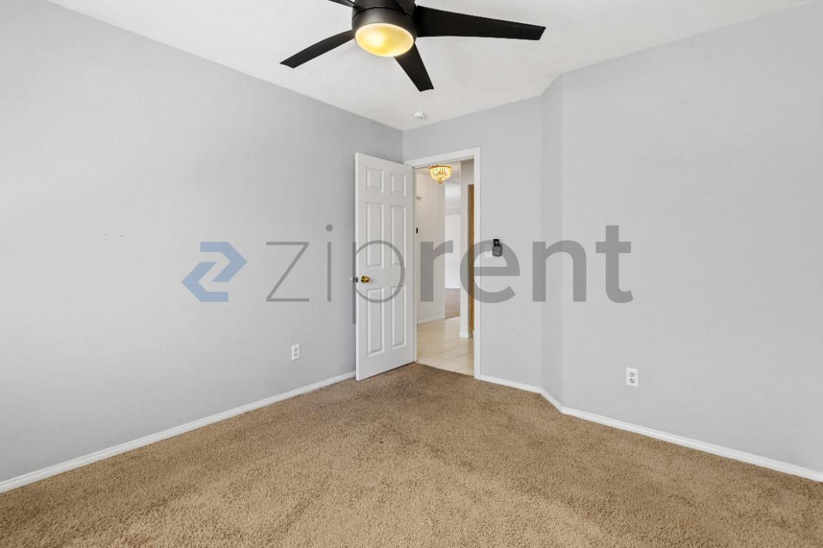 Building Photo - Unit