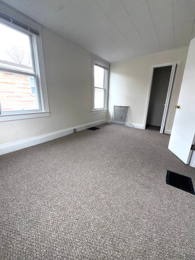 Building Photo - 567 N Walnut St