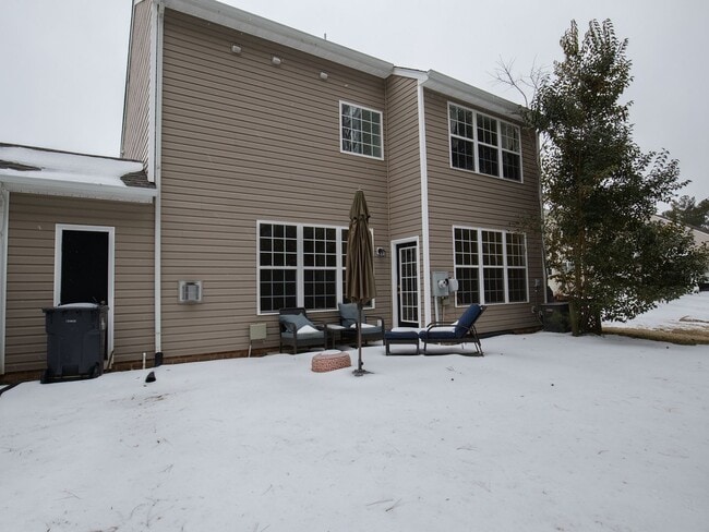 Building Photo - 4 bed townhouse available now!