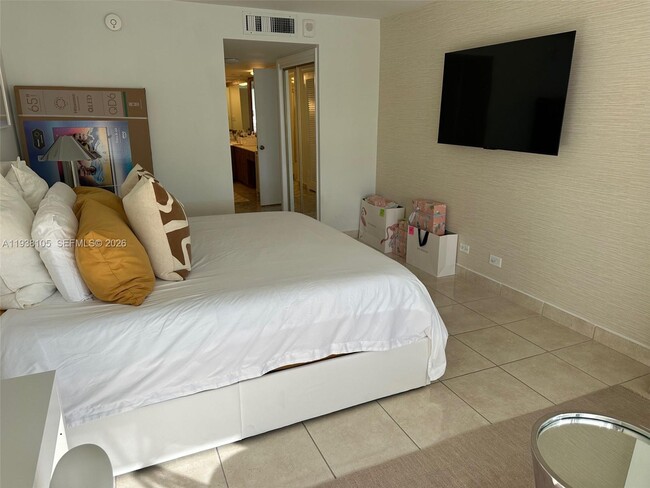 Building Photo - 6039 Collins Ave