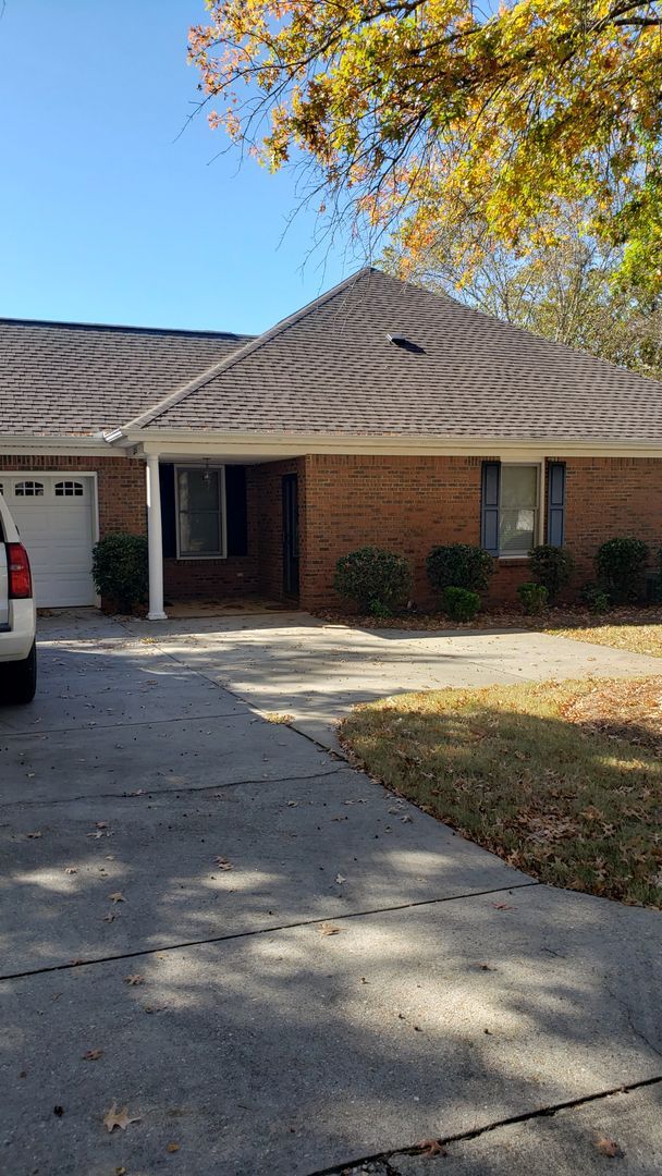 Building Photo - 3 Bedroom 2 Bathroom house in Ogletree Area!