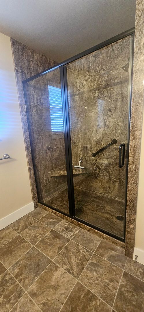 Building Photo - Beautiful 2 bedroom, 2 bath condo in a fab...