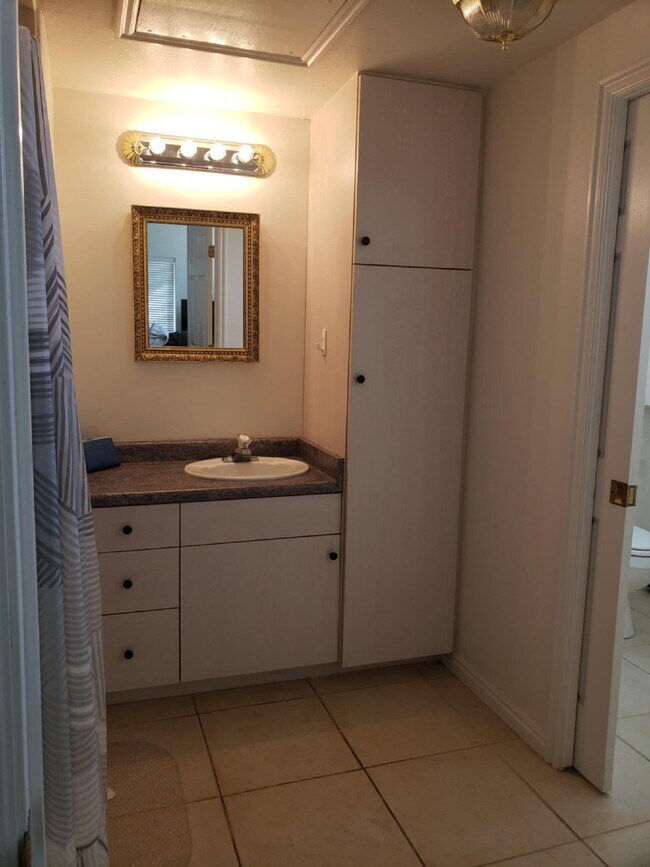 Building Photo - 288 W Diagonal #B  studio/1 Bath