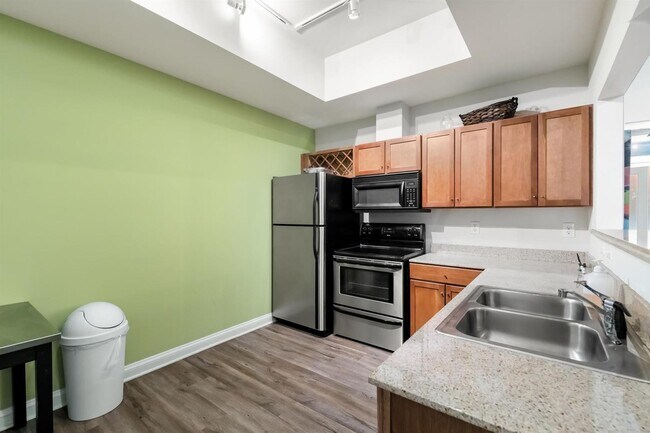 Building Photo - Fabulous 1BR condo in popular Walker Square