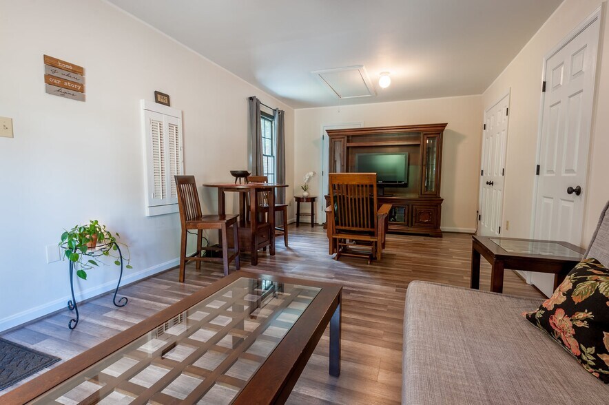 Living room - 202 Chinaberry Dr