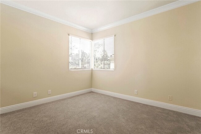 Building Photo - 11 Reina