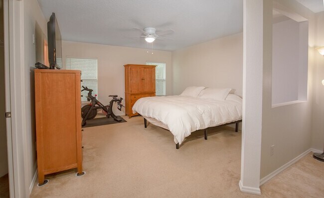 Building Photo - 2527 Eisner Dr