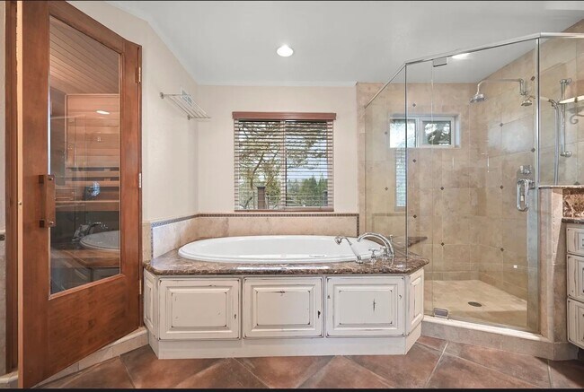 Building Photo - 6 Bed 4 Bath In Alamo