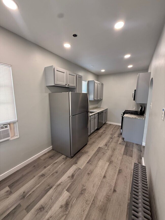 Building Photo - 519 Roup St