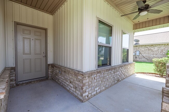 Building Photo - GREAT PRICE w/COMMUNITY POOL!