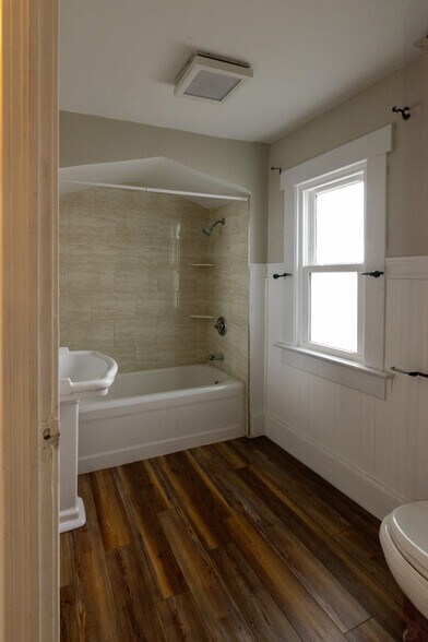 Full bath (upstairs) - 326 E Maynard Ave