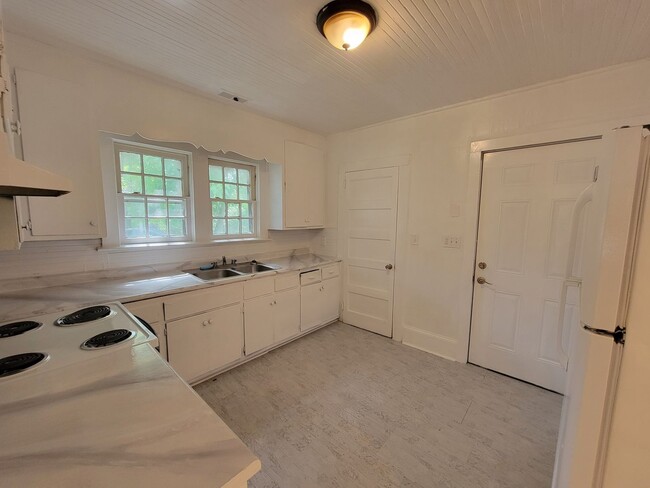 Building Photo - Great 3 bedroom 1 bath home in the heart o...