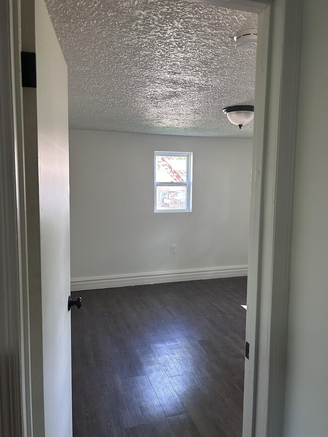 Building Photo - 430 N 4th St