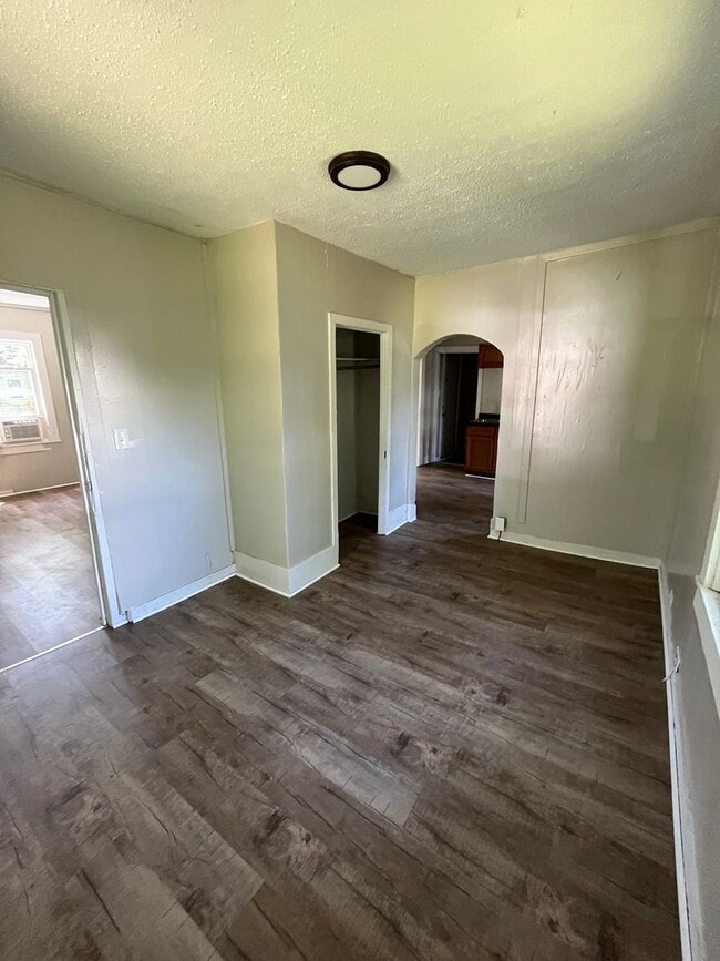 Building Photo - Available now! – 2 Bed / 1 Bath Home in Nevada, MO