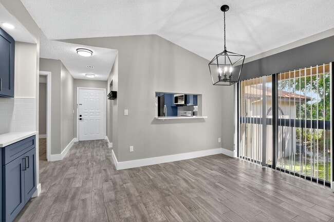 Building Photo - 400 Club Cir