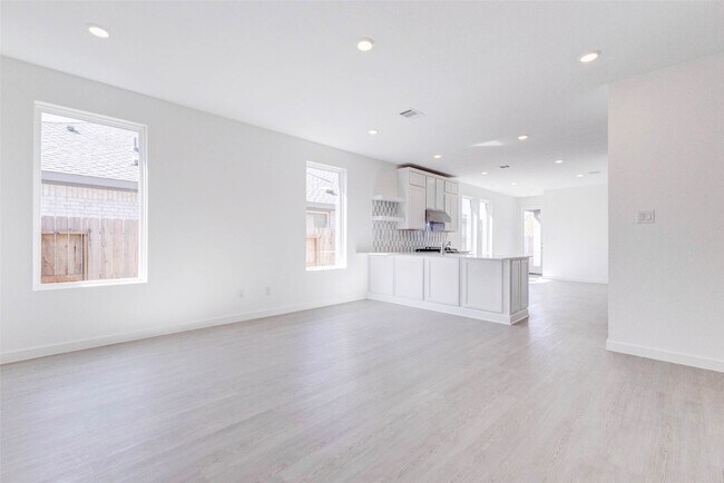 Building Photo - 27410 Sweetwater Bay Dr