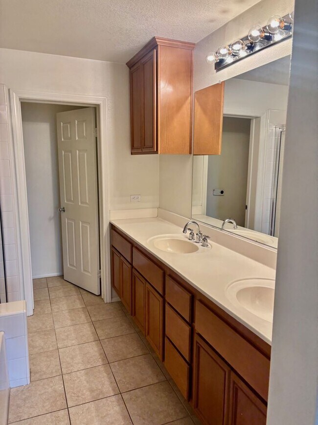 Building Photo - 1965 Oakwood Way