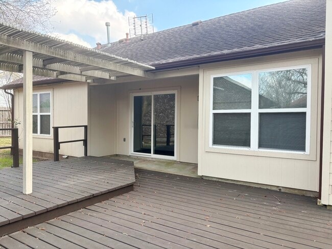 Building Photo - 16723 Clear Oak Way