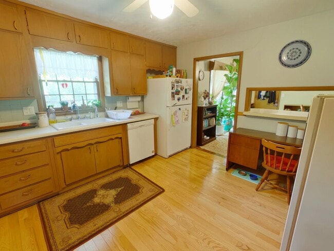 Building Photo - FULLY FURNISHED 5 BEDROOM HOME!!!
