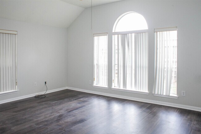 Building Photo - 6223 Newbury Dr