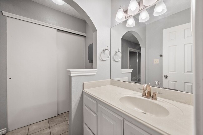 Building Photo - North Alington Condo close to the Entertainment District