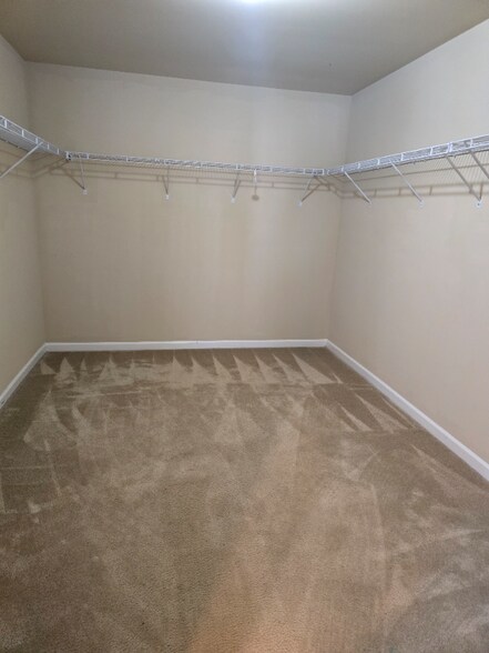 Building Photo - 2797 Huntcliffe Dr