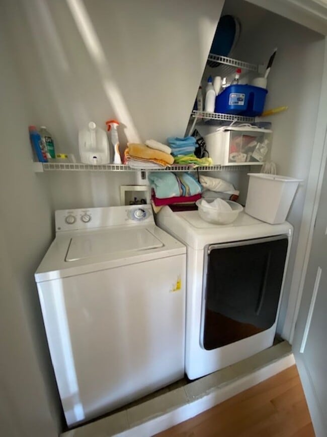 Building Photo - Three Bedroom 3.5 baths Townhouse for Rent...
